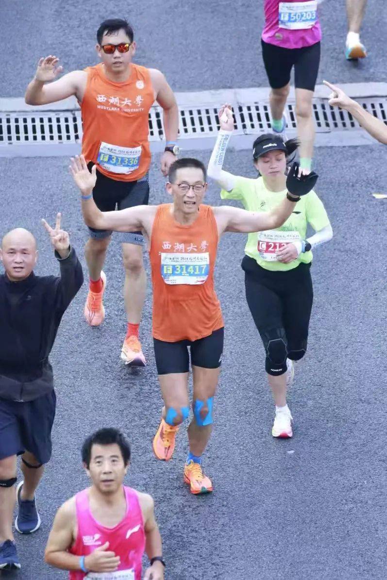 利比亚马拉松选手冲刺破记录