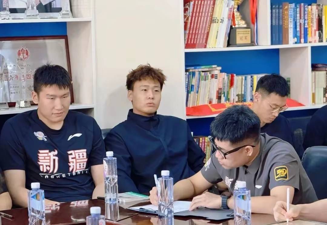 新疆队全队训练备战，团结拼搏的简单介绍
